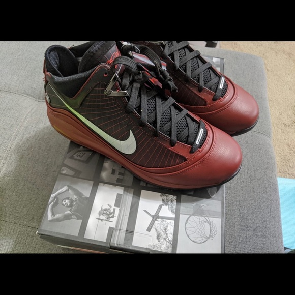 Nike
Air Max Lebron 7 Retro 
“Christmas 2019” - Picture 2 of 5